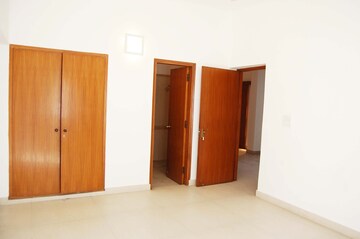 Room in 4 BHK Apartment at Jor Bagh – for Rent