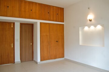 Room in 4 BHK Apartment at Jor Bagh – for Rent