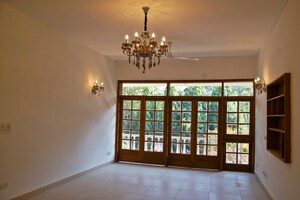 Room in 4 BHK Apartment at Jor Bagh – for Rent