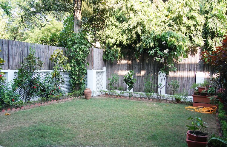 Garden, jor bagh 4 Bedroom 4500 Sq.Ft. Apartment In Jor Bagh Delhi 9387113