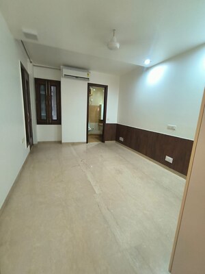 Room in 4 BHK Builder Floor at Sukhdev Vihar – for Rent