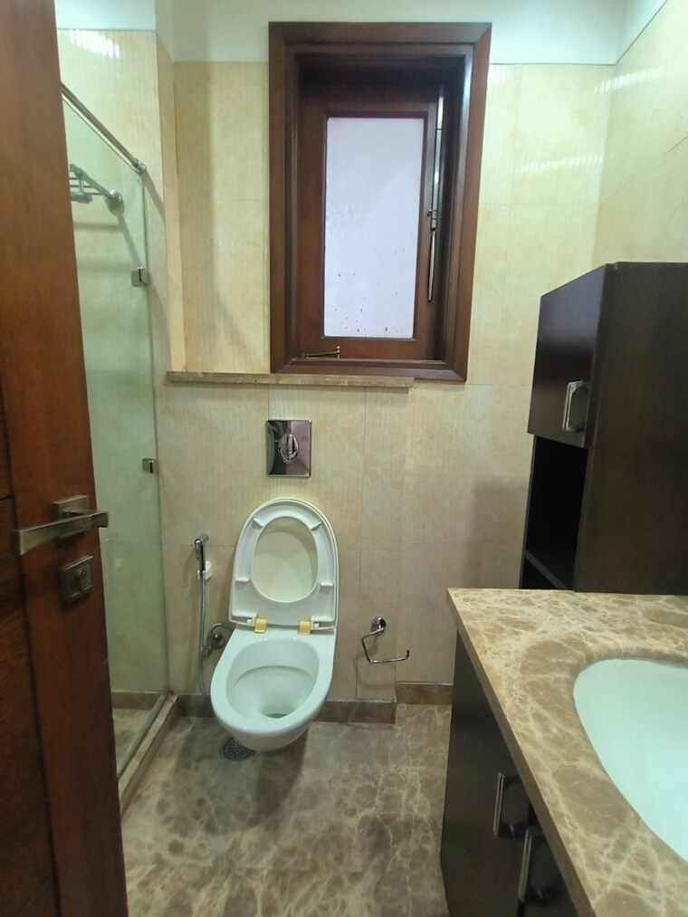 Bathroom, sukhdev vihar 4 Bedroom 300 Sq.Yd. Builder Floor In Sukhdev Vihar Delhi 9387118