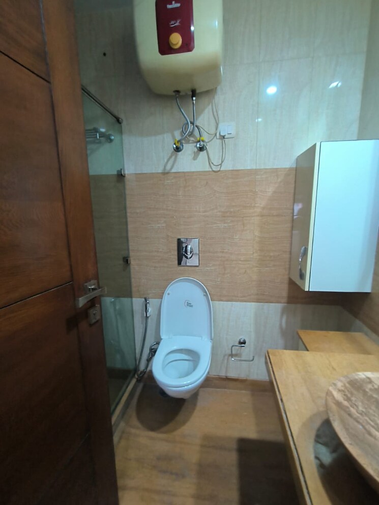 Bathroom, sukhdev vihar 4 Bedroom 300 Sq.Yd. Builder Floor In Sukhdev Vihar Delhi 9387118