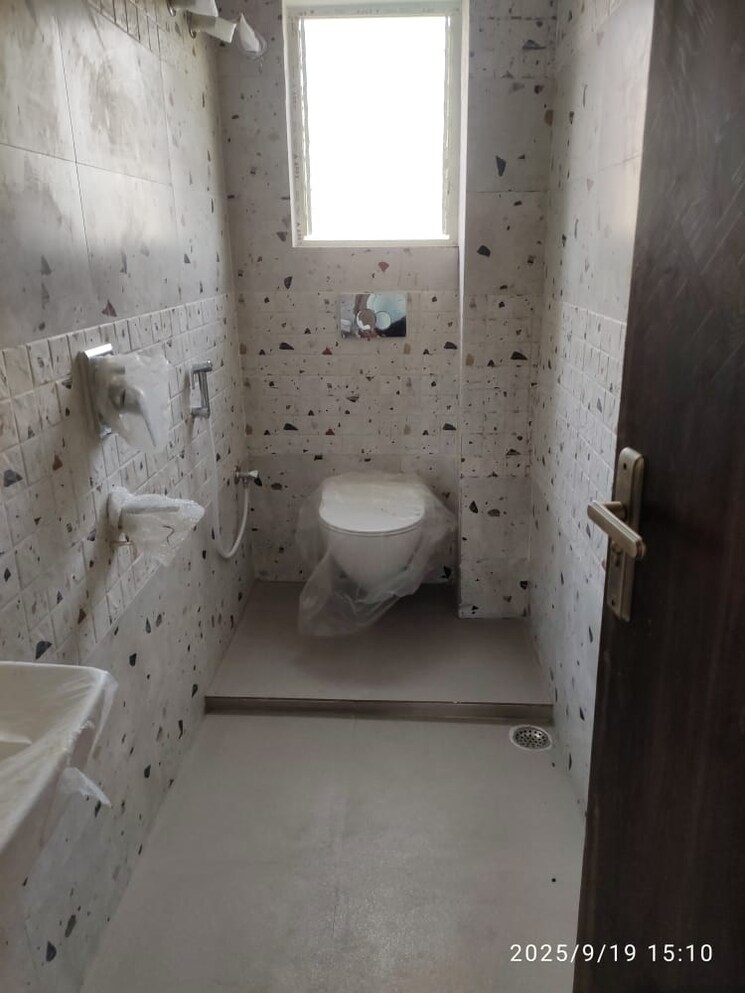 Bathroom, kundan-plaza 3 Bedroom 960 Sq.Ft. Apartment In Chinar Park Kolkata 9387136