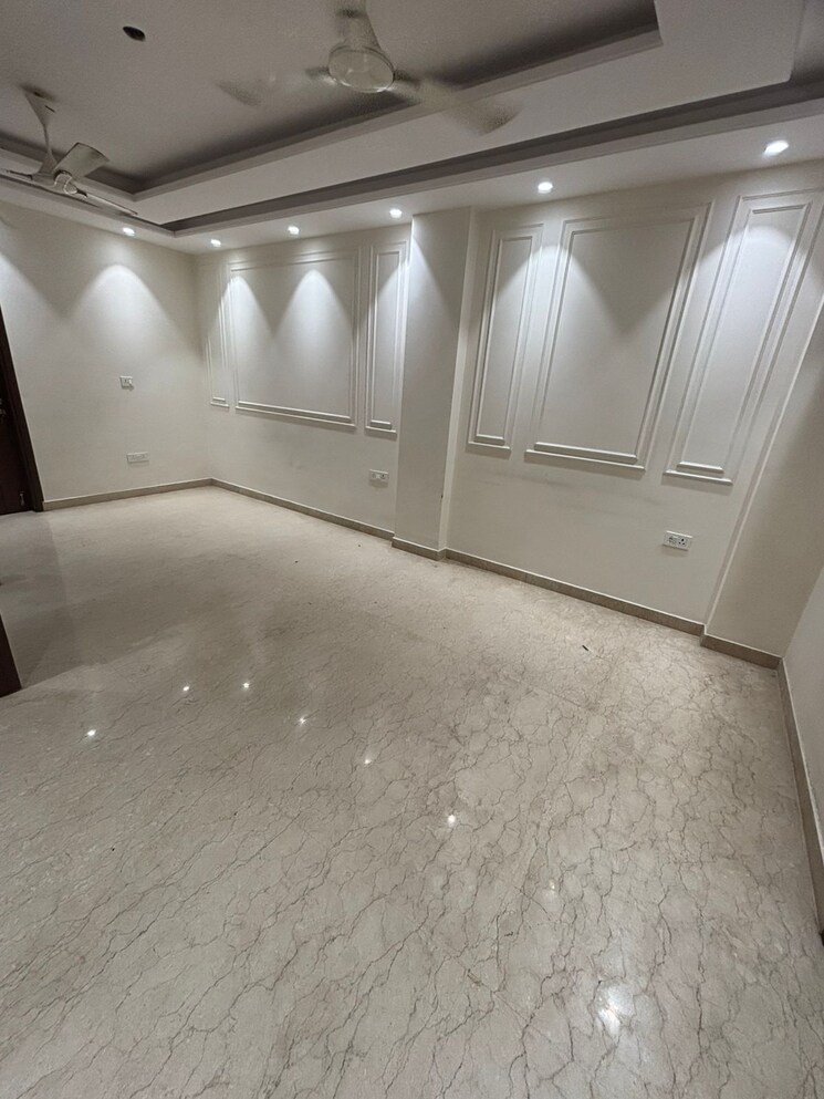 Room, friends colony 4 Bedroom 300 Sq.Yd. Builder Floor In Friends Colony Delhi 9387142