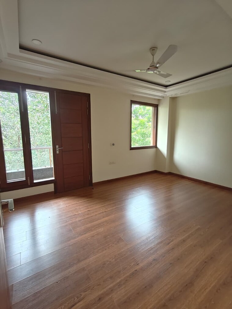Room, friends colony 4 Bedroom 300 Sq.Yd. Builder Floor In Friends Colony Delhi 9387154