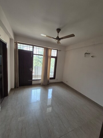 Room in 2 BHK Builder Floor at Unitech Deerwood Chase, Nirvana Country – for Rent