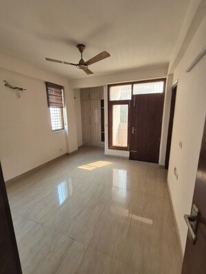 Room in 2.5 BHK Builder Floor at Unitech Deerwood Chase, Nirvana Country – for Rent