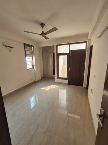 Room in 2 BHK Builder Floor at Unitech Deerwood Chase, Nirvana Country – for Rent