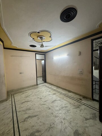 Room in 3 BHK Builder Floor at Govindpuri – for Rent