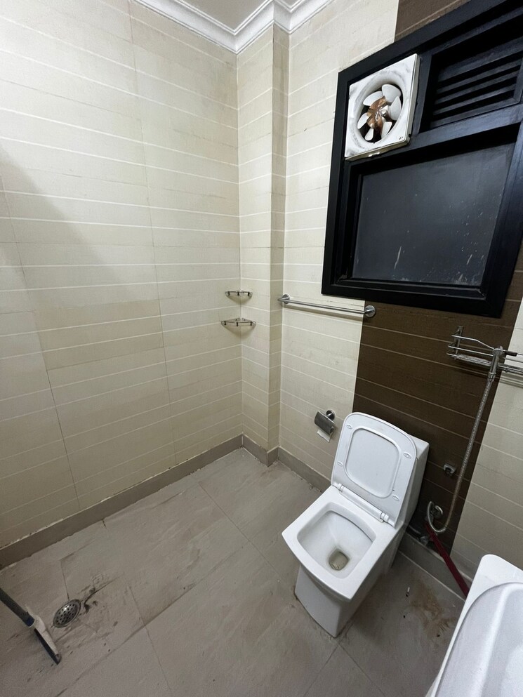 Bathroom, east of kailash 3 Bedroom 200 Sq.Yd. Builder Floor In East Of Kailash Delhi 9387390