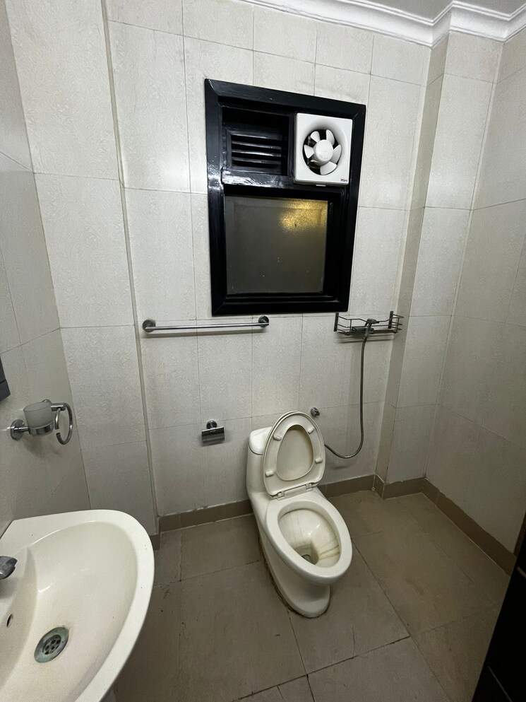 Bathroom, east of kailash 3 Bedroom 200 Sq.Yd. Builder Floor In East Of Kailash Delhi 9387390