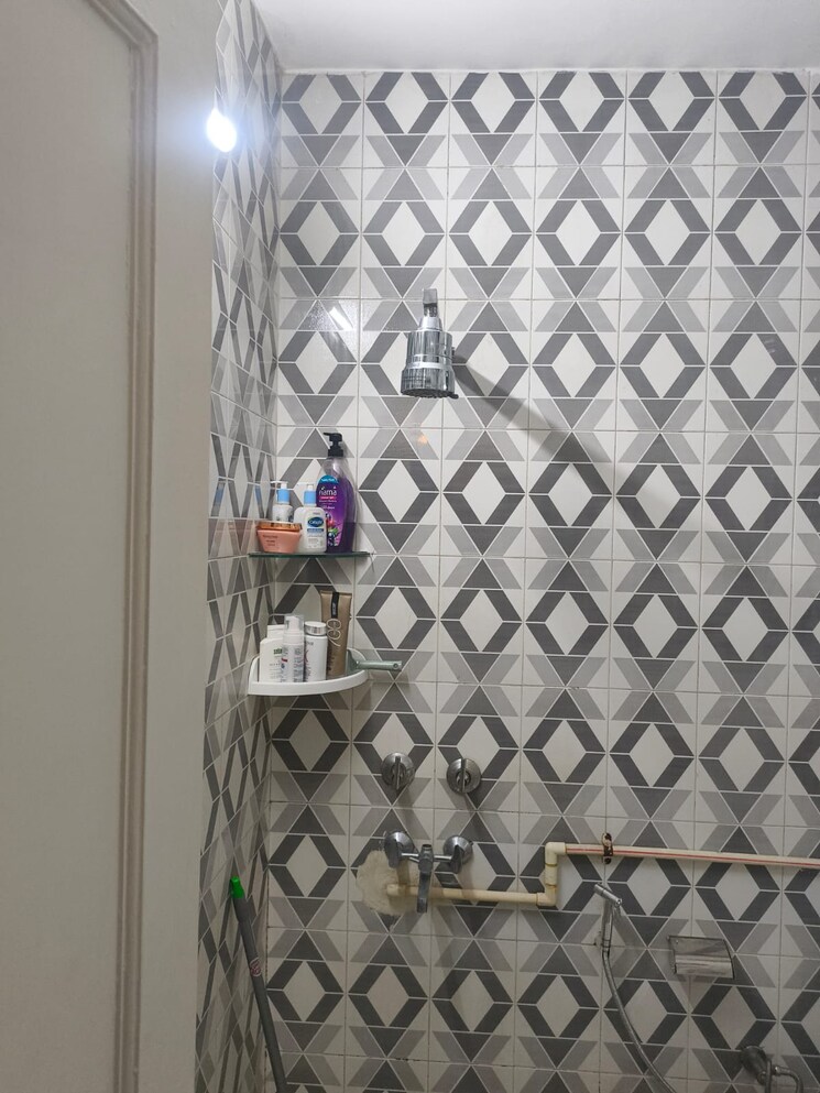 Bathroom, greater kailash i 3 Bedroom 200 Sq.Yd. Builder Floor In Greater Kailash I Delhi 9387391