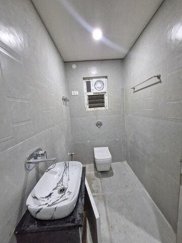 Bathroom in 5 BHK Apartment at Dhantoli – for Rent