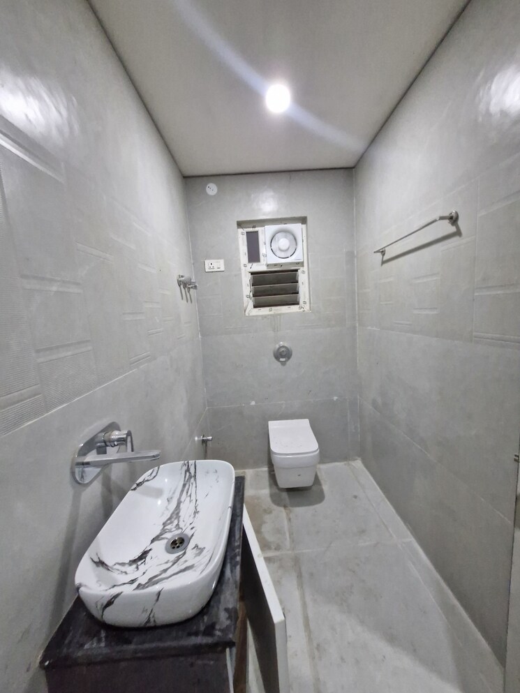 Bathroom, dhantoli 5 Bedroom 2500 Sq.Ft. Apartment In Dhantoli Nagpur 9387394