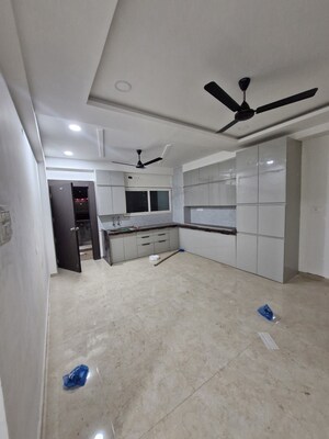 Room in 5 BHK Apartment at Dhantoli – for Rent