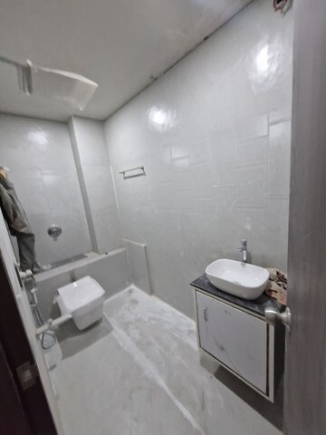 Bathroom in 5 BHK Apartment at Dhantoli – for Rent