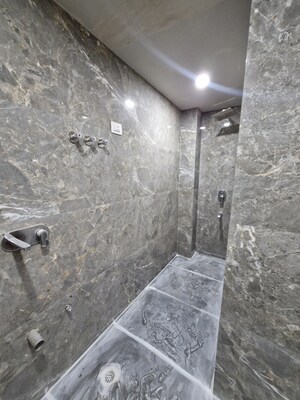 Bathroom in 5 BHK Apartment at Dhantoli – for Rent