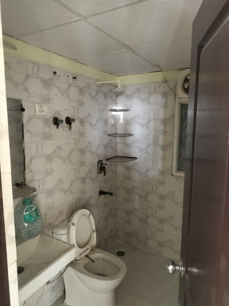 Bathroom, sethi-max-royal 2 Bedroom 895 Sq.Ft. Apartment In Sector 76 Noida 9387395