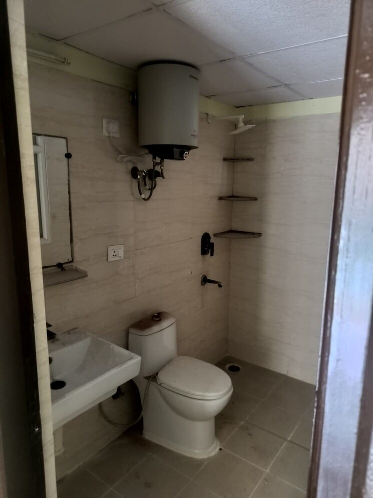 Bathroom, sethi-max-royal 2 Bedroom 895 Sq.Ft. Apartment In Sector 76 Noida 9387396