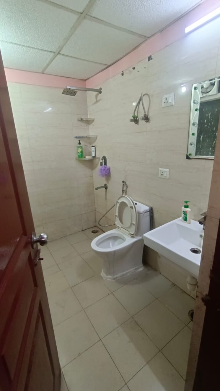 Bathroom, sethi-max-royal 2 Bedroom 895 Sq.Ft. Apartment In Sector 76 Noida 9387397
