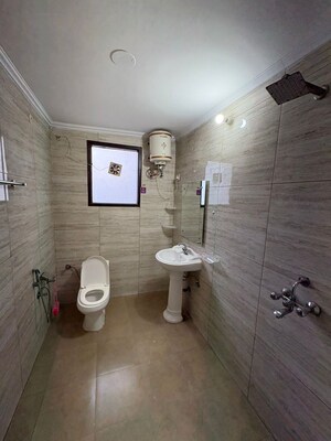 Bathroom in 1 BHK Builder Floor at Sector 40 – for Rent