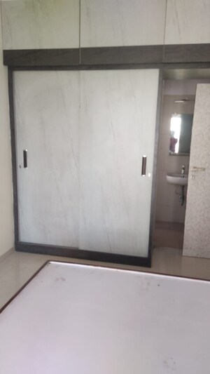 2 BHK Apartment For Rent in Rustomjee Meridian, Kandivali West