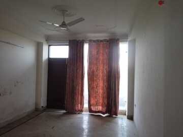 Room in 3.5 BHK Apartment at Singhpura – for Sale