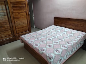 Bedroom in 3.5 BHK Apartment at Mayur Colony – for Rent