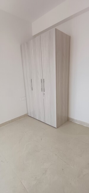 Room in 2.5 BHK Apartment at Signature Global Golf Greens, Sector 79 – for Rent