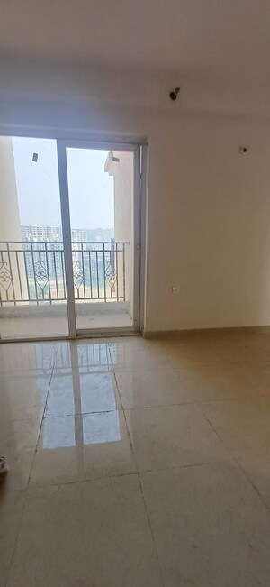 Room in 2.5 BHK Apartment at Signature Global Golf Greens, Sector 79 – for Rent