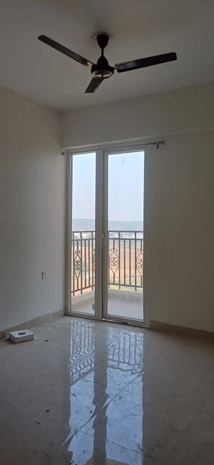 Furnished Amenities in 2.5 BHK Apartment at Signature Global Golf Greens, Sector 79 – for Rent