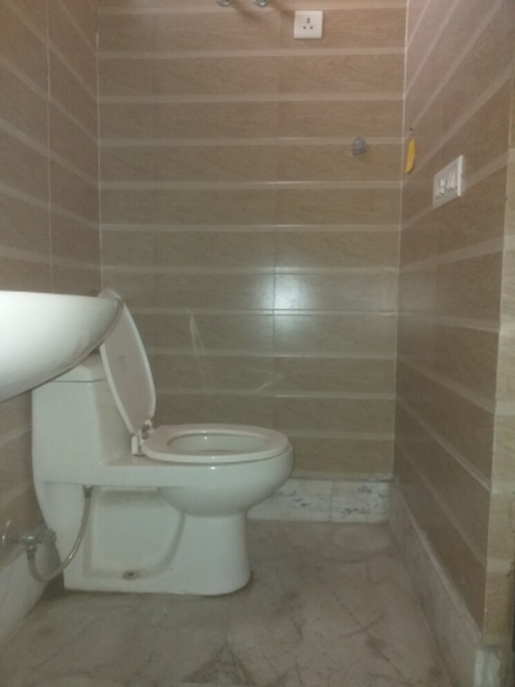Bathroom, south patel nagar 2 Bedroom 1380 Sq.Ft. Builder Floor In South Patel Nagar Delhi 9387913