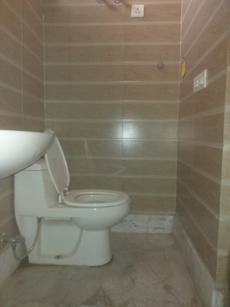 Bathroom, south patel nagar 2 Bedroom 1380 Sq.Ft. Builder Floor In South Patel Nagar Delhi 9387913