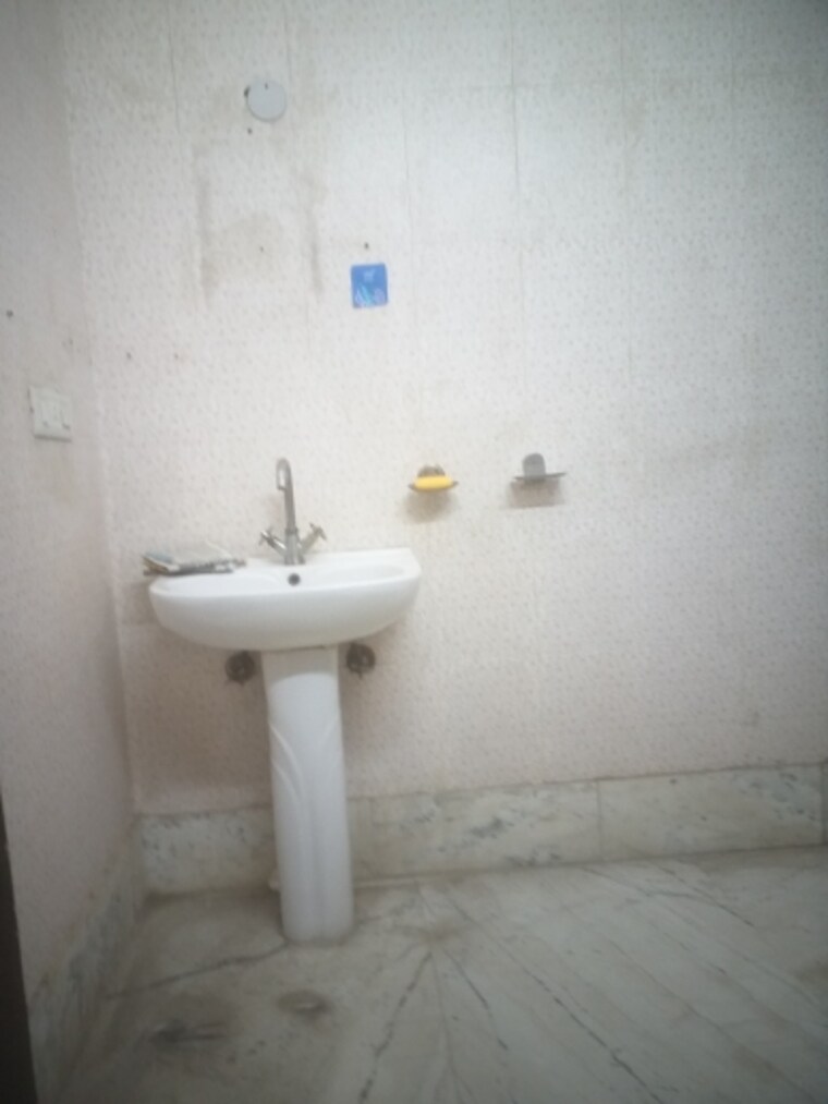 Bathroom, south patel nagar 2 Bedroom 1380 Sq.Ft. Builder Floor In South Patel Nagar Delhi 9387913