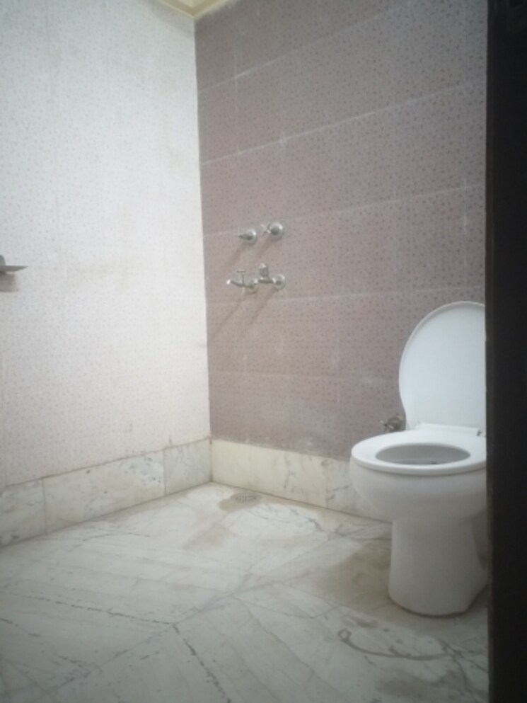 Bathroom, south patel nagar 2 Bedroom 1380 Sq.Ft. Builder Floor In South Patel Nagar Delhi 9387913