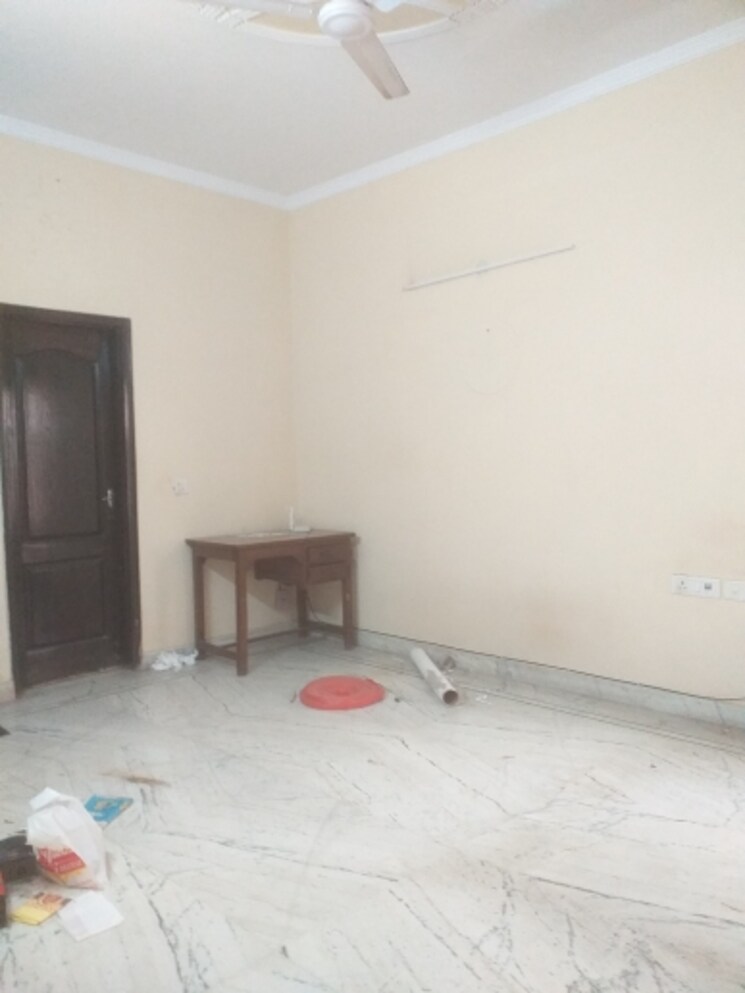Room, south patel nagar 2 Bedroom 1380 Sq.Ft. Builder Floor In South Patel Nagar Delhi 9387913