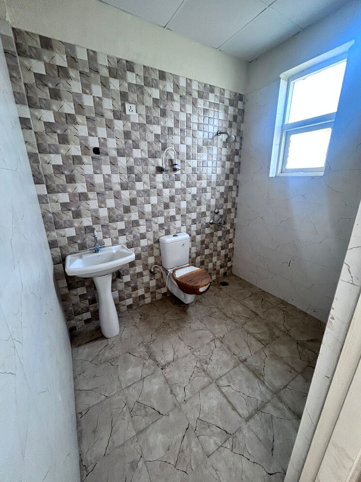 Bathroom, ashoka-enclave-faridabad 3 Bedroom 1550 Sq.Ft. Builder Floor In Sector 34 Faridabad 9387924