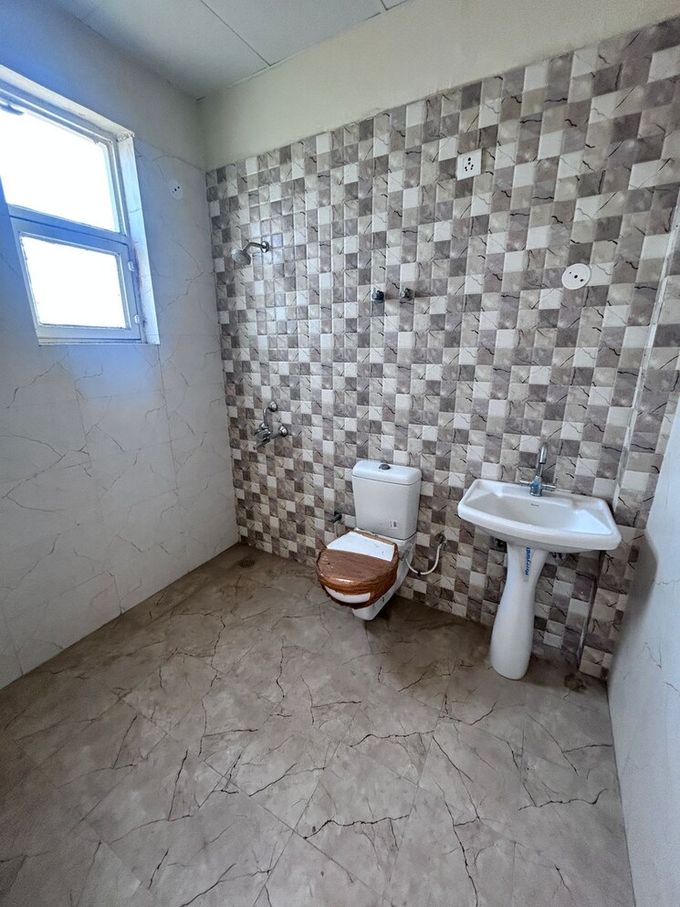 Bathroom, ashoka-enclave-faridabad 3 Bedroom 1550 Sq.Ft. Builder Floor In Sector 34 Faridabad 9387924