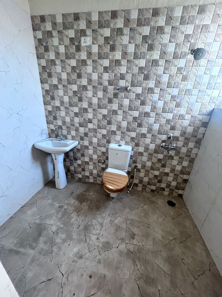 Bathroom, ashoka-enclave-faridabad 3 Bedroom 1550 Sq.Ft. Builder Floor In Sector 34 Faridabad 9387924