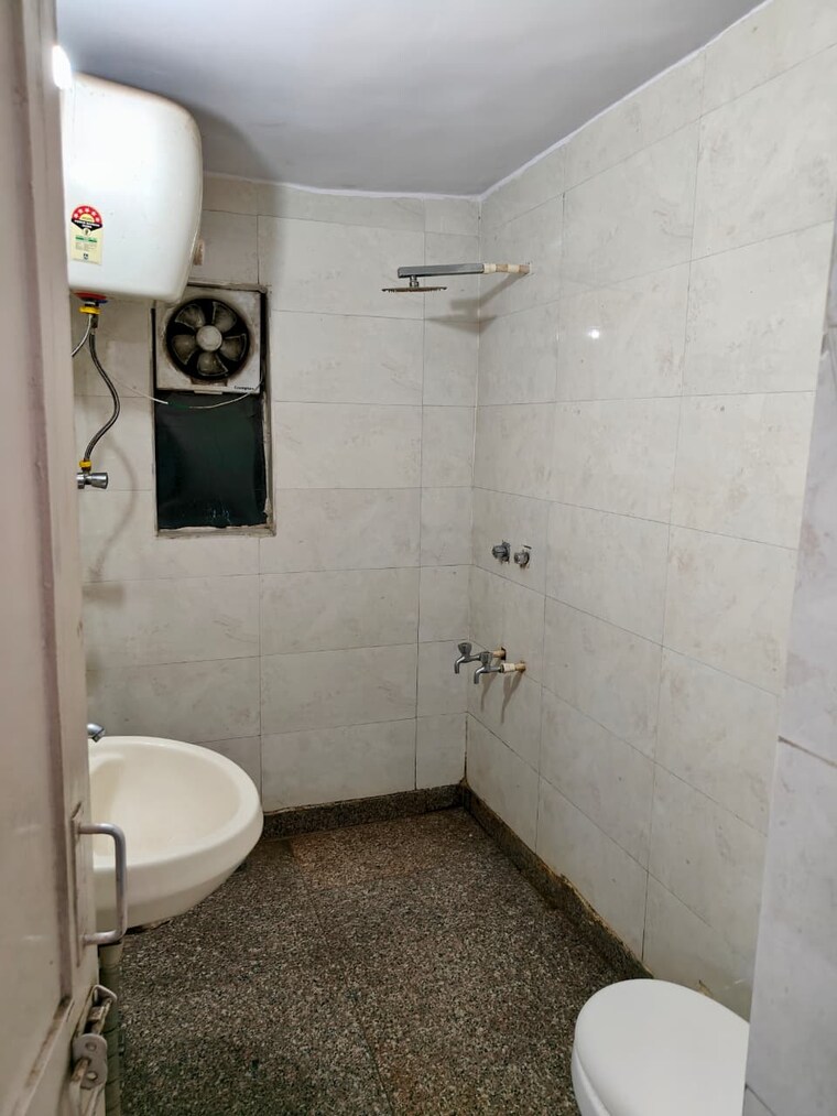 Bathroom, sector 3 dwarka 3 Bedroom 1400 Sq.Ft. Apartment In Sector 3 Dwarka Delhi 9387949