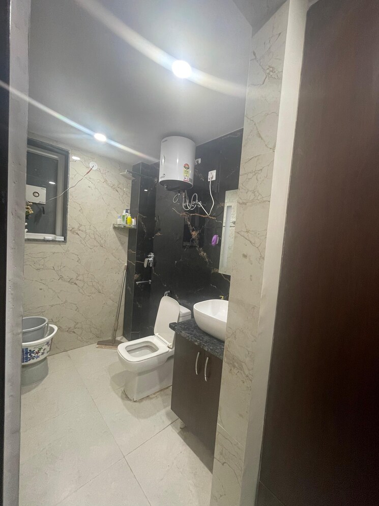 Bathroom, dlf-qerwa 2 Bedroom 1800 Sq.Ft. Builder Floor In Sector 28 Gurgaon 9387980