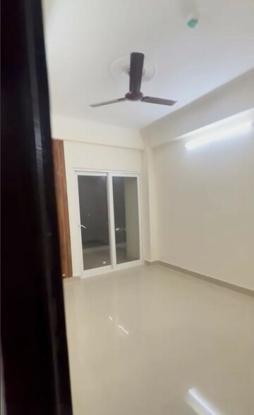 Room in 3 BHK Apartment at Amrapali Centurian Park, Tech Zone 4 Greater Noida – for Rent