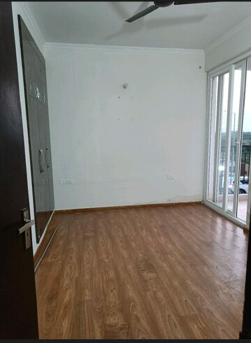 Room in 3 BHK Apartment at Amrapali Centurian Park, Tech Zone 4 Greater Noida – for Rent