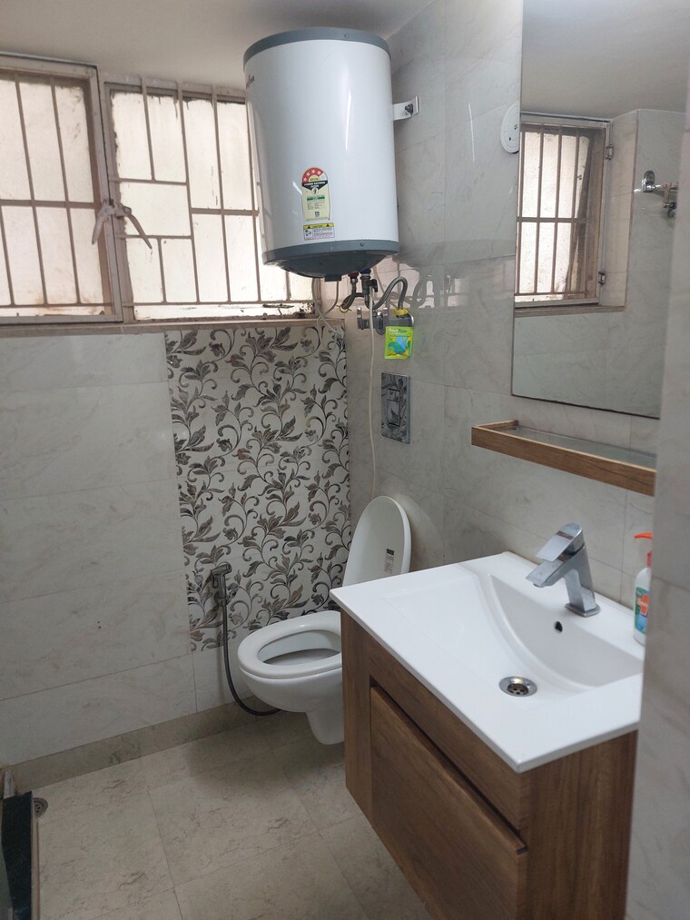 Bathroom, east of kailash 1.5 Bedroom 1000 Sq.Ft. Builder Floor In East Of Kailash Delhi 9388035