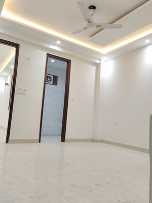 Building Lobby in 3 BHK Builder Floor at Sector 37 – for Rent