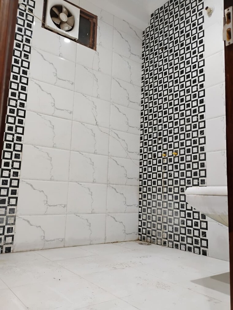 Bathroom, sector 37 3 Bedroom 250 Sq.Ft. Builder Floor In Sector 37 Faridabad 9388040