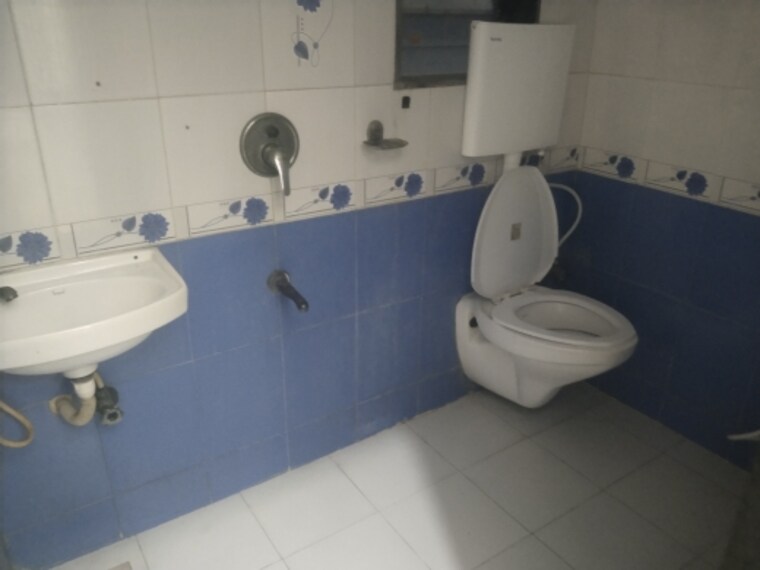 Bathroom, vaibhav-chs-goregaon 2 Bedroom 600 Sq.Ft. Apartment In Goregaon West Mumbai 9388090