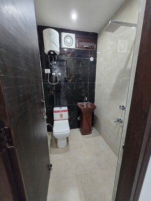 Attached Bathroom in 1.5 BHK Apartment at Lajpat Nagar 4 – for Rent