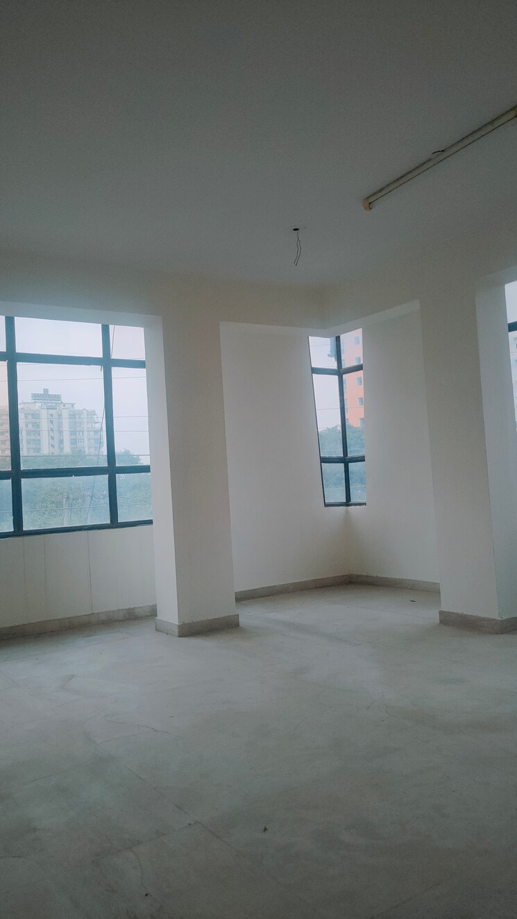 Room, shanti-plaza-vaishali Commercial Office Space 600 Sq.Ft. In Vaishali Sector 4 Ghaziabad 9388162